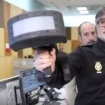 La policía muestra un neutralizador de drones