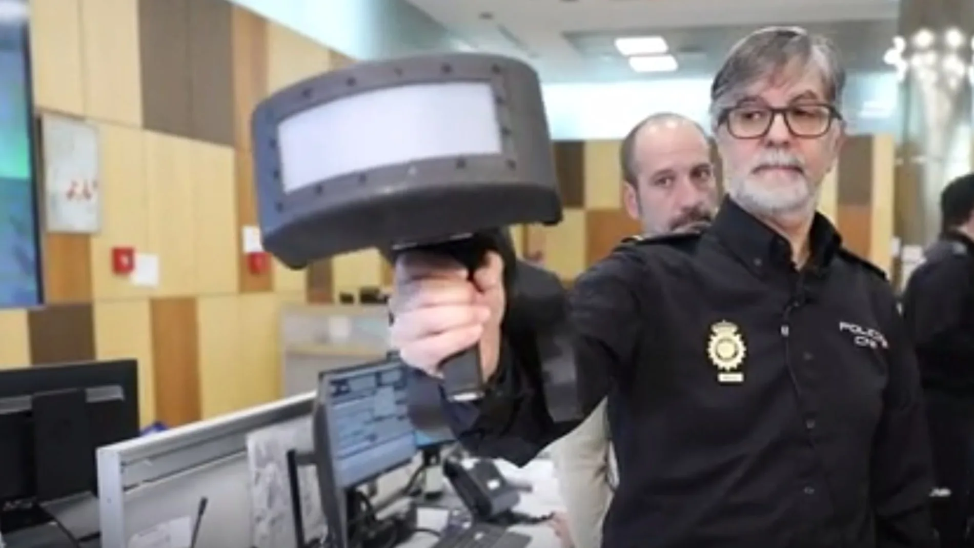La policía muestra un neutralizador de drones