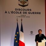 El presidente francés, Emmanuel Macron, pronuncia un discurso sobre una estrategia de defensa de la UE, en la Ecole Militaire, en París, Francia, el 7 de febrero de 2020.