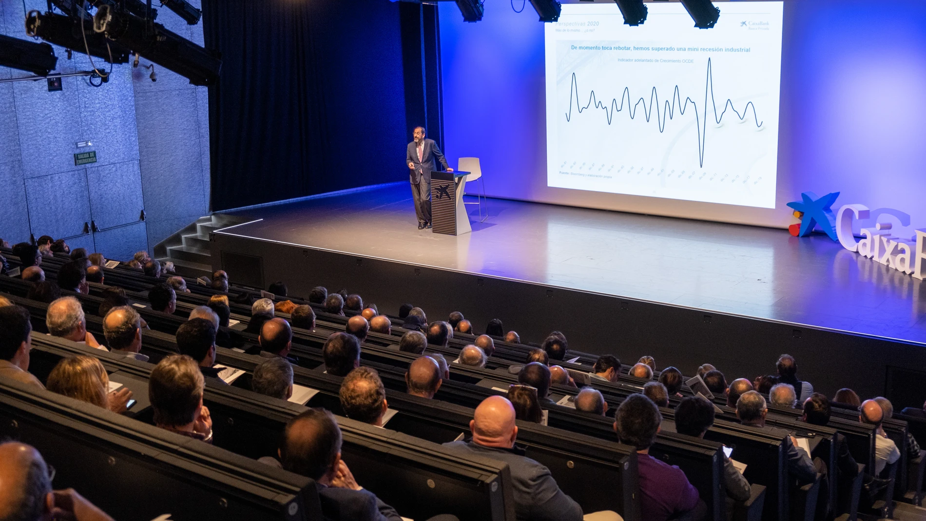 CaixaForum Sevilla ha sido el escenario elegido por la entidad para analizar la situación económica actual