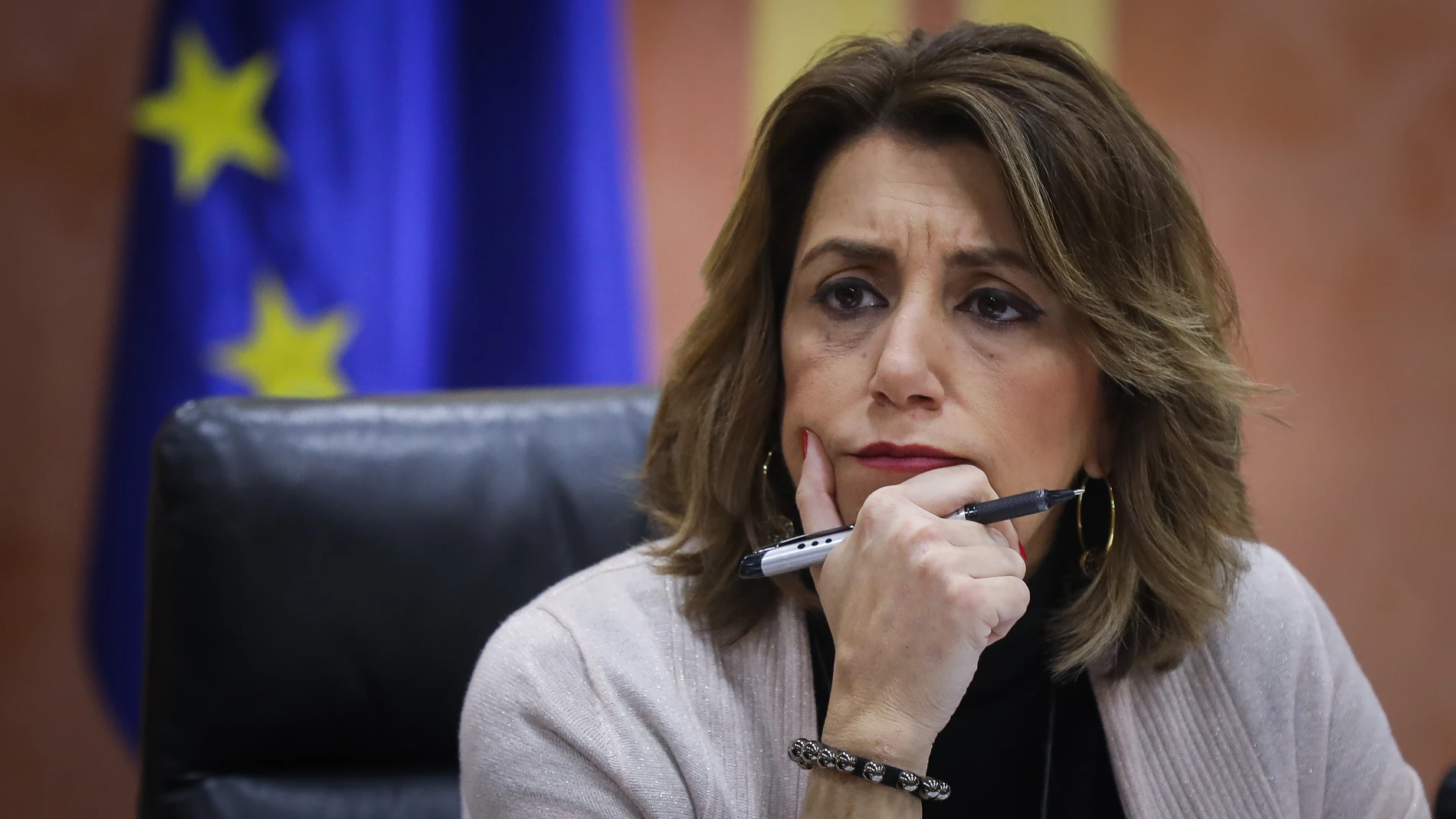Susana Díaz se reúne con responsables de entidades que trabajan en el ámbito de las drogodependencias, en el Parlamento de Andalucía.