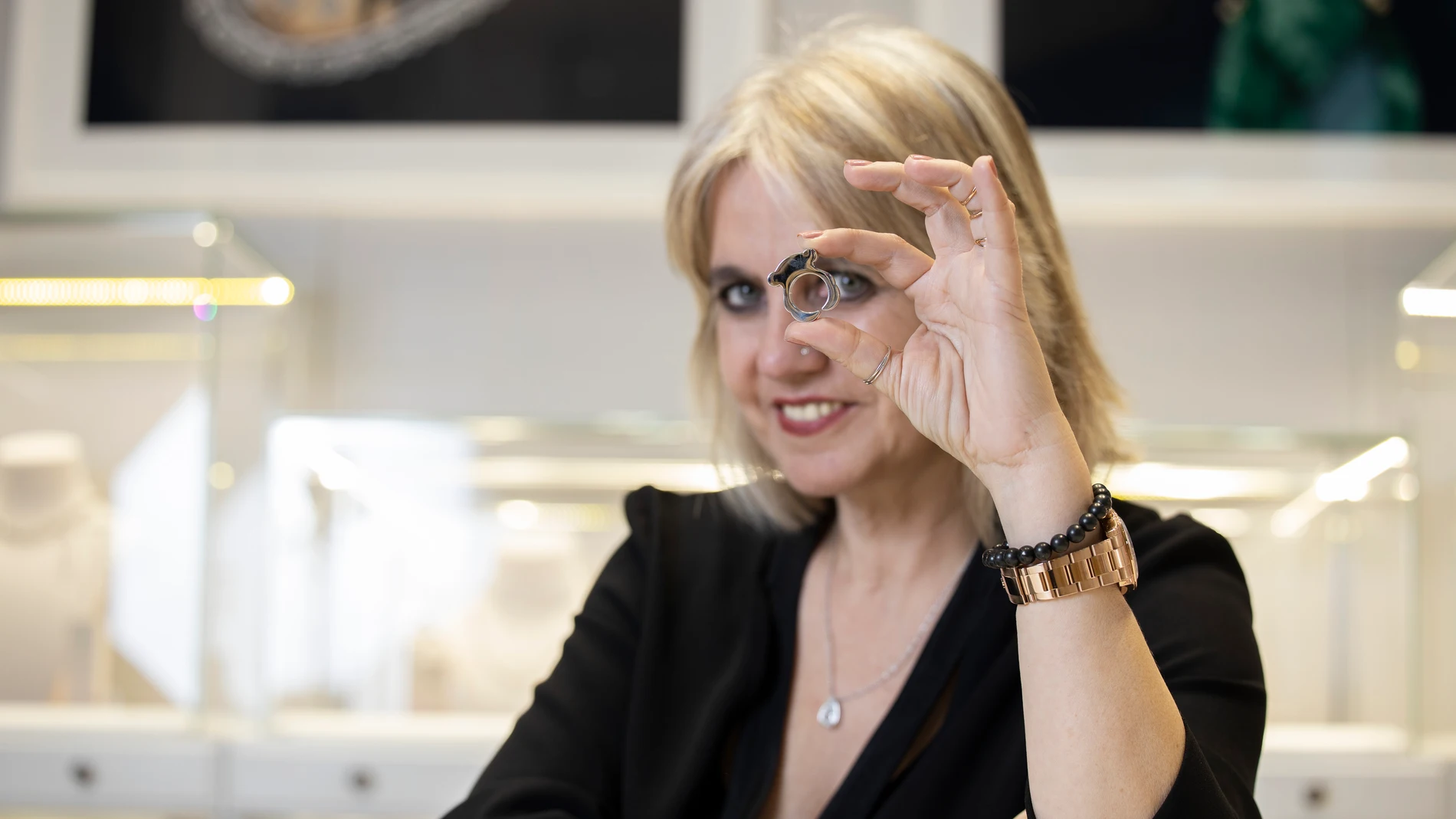 Rosa Tous posando con un anillo de la firma en una de sus tiendas de Barcelona