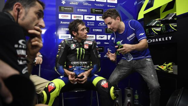 Lorenzo y Rossi en el box de Yamaha