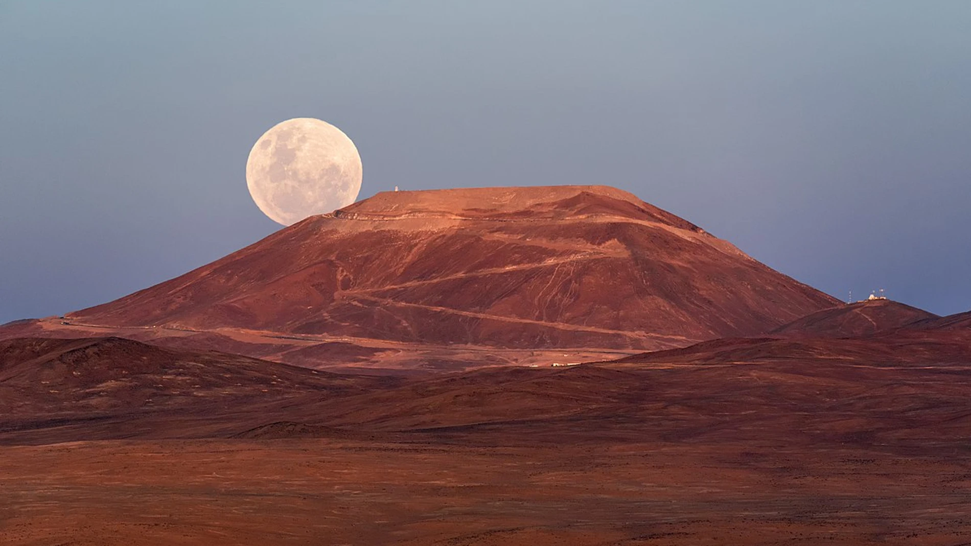 Superluna fotografiada sobre Cerro Armazones (Chile)