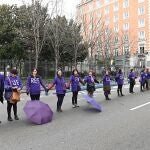 GRAF6791 MADRID, 8/2/2020.-Participantes en una cadena feminista, convocada por la Comisión del 8M y a la que ya se han inscrito más de 6.000 mujeres, que ha rodedo el centro de Madrid para denunciar los diferentes tipos de violencias a los que se enfrentan las mujeres y dar visibilidad a las propuestas de los movimientos feministas. EFE/Fernando Villar