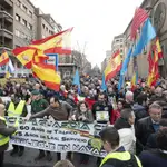  Cientos de personas se manifiestan en Pamplona en apoyo a la Guardia Civil de tráfico de Navarra 