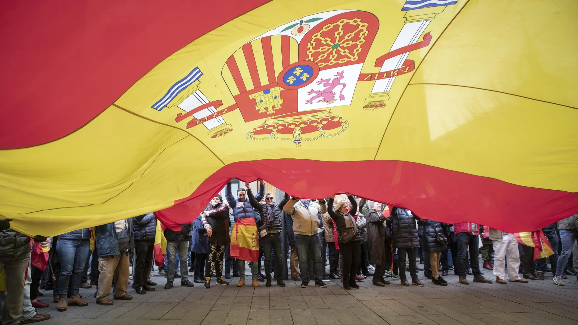 Vista de la concentración ante la delegación del Gobierno de España en Navarra, convocada por la Asociación Profesional Justicia Guardia Civil (JUCIL) este sábado en Pamplona en contra del traspaso de las competencias de tráfico a Navarra. EFE/Villar López