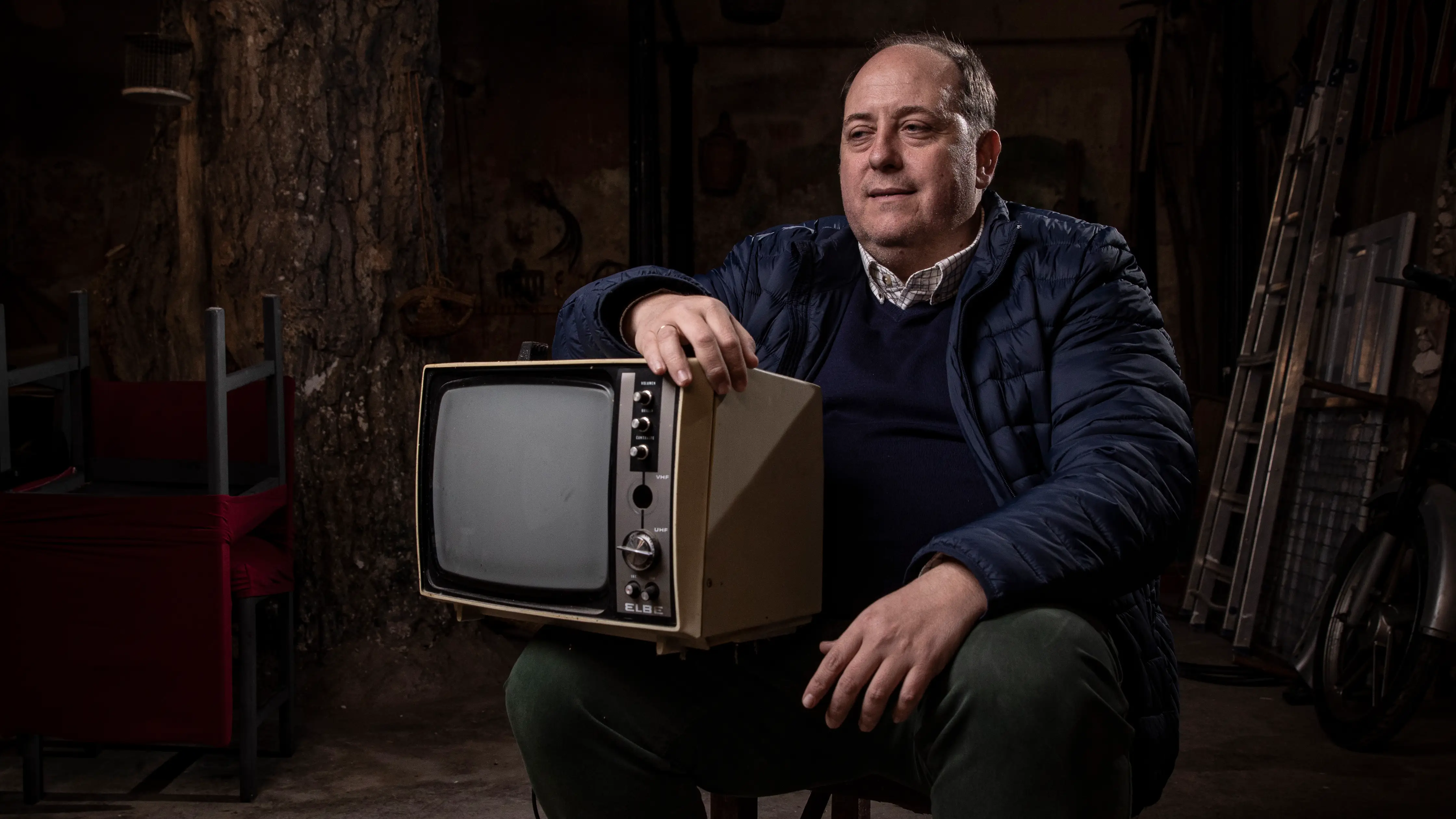 Juan Ángel Martínez en uno de los escenarios de «Amanece, que no es poco» que todavía se conservan en el pueblo