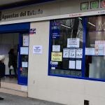 .En la foto, administración de lotería donde se adquirió el boleto agraciado. EFE/Víctor Lerena