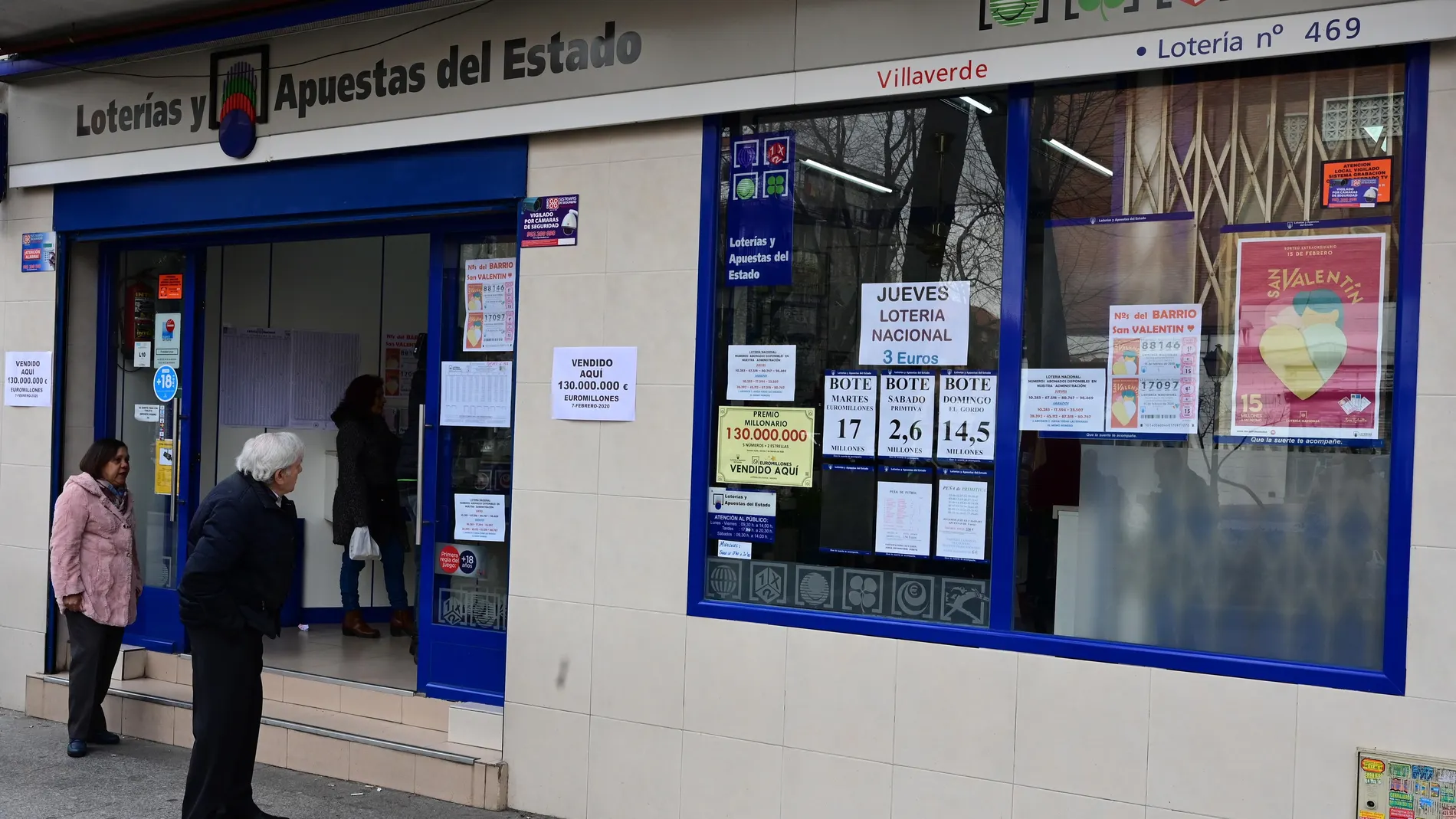 .En la foto, administración de lotería donde se adquirió el boleto agraciado. EFE/Víctor Lerena