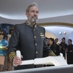 Hugh Laurie interpreta al comandante Ryan Clark, encargado de poner en rumbo a la nave varada en el espacio