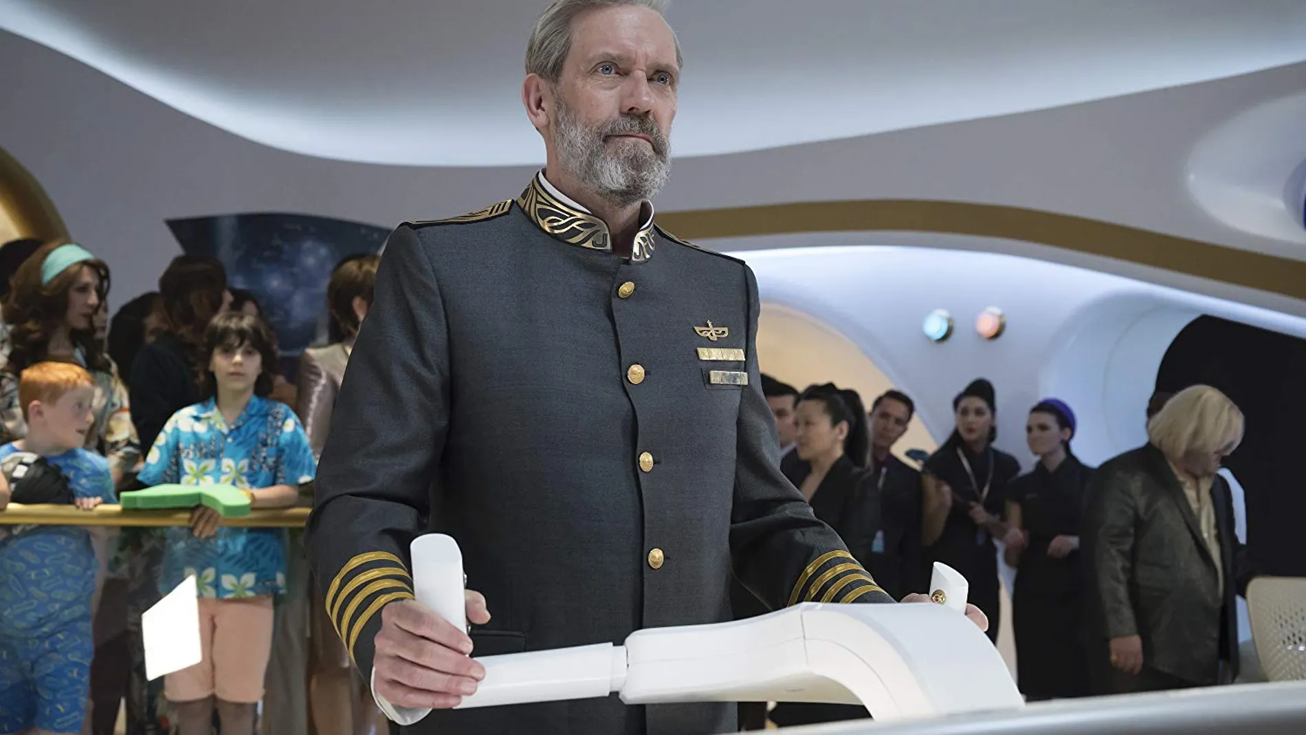 Hugh Laurie interpreta al comandante Ryan Clark, encargado de poner en rumbo a la nave varada en el espacio