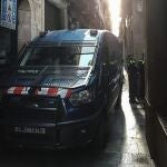Un furgón de Mossos d'Esquadra durante el dispositivo contra narcopisos en el Raval, junto a la Guardia Urbana de Barcelona.MOSSOS D'ESQUADRA08/02/2020