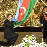 El presidente Ilham Aliev besa la bandera de Azerbaiyan en Baku