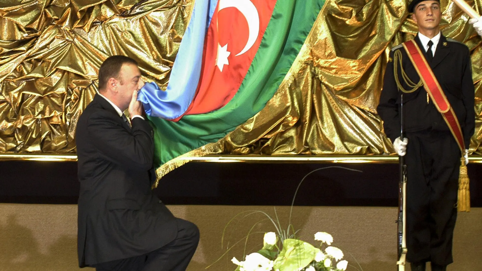 El presidente Ilham Aliev besa la bandera de Azerbaiyan en Baku