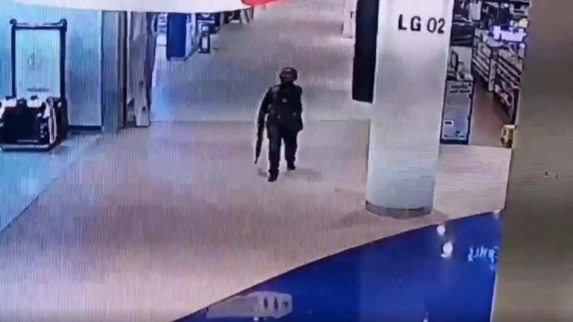 Imagen del tirador armado andando por el centro comercial