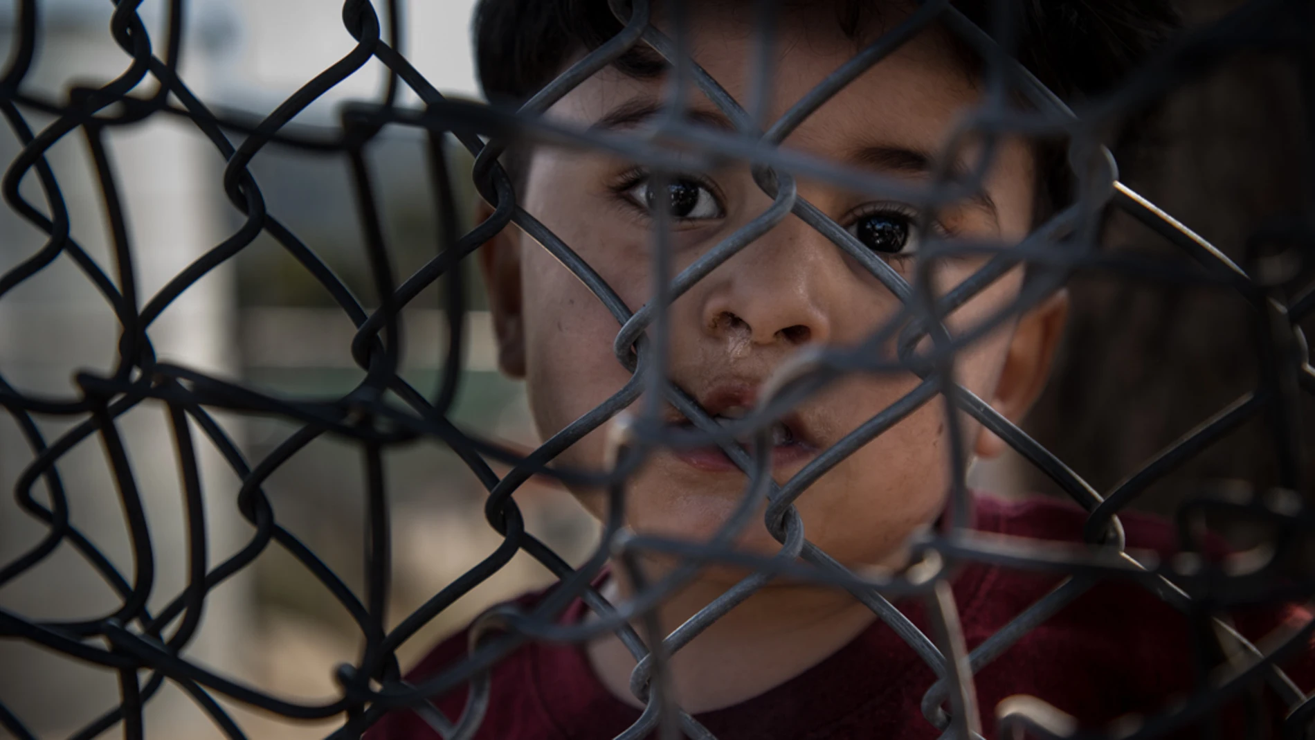 Un niño a la entrada del campo de refugiados de Moria en Lesbos/REUTERS