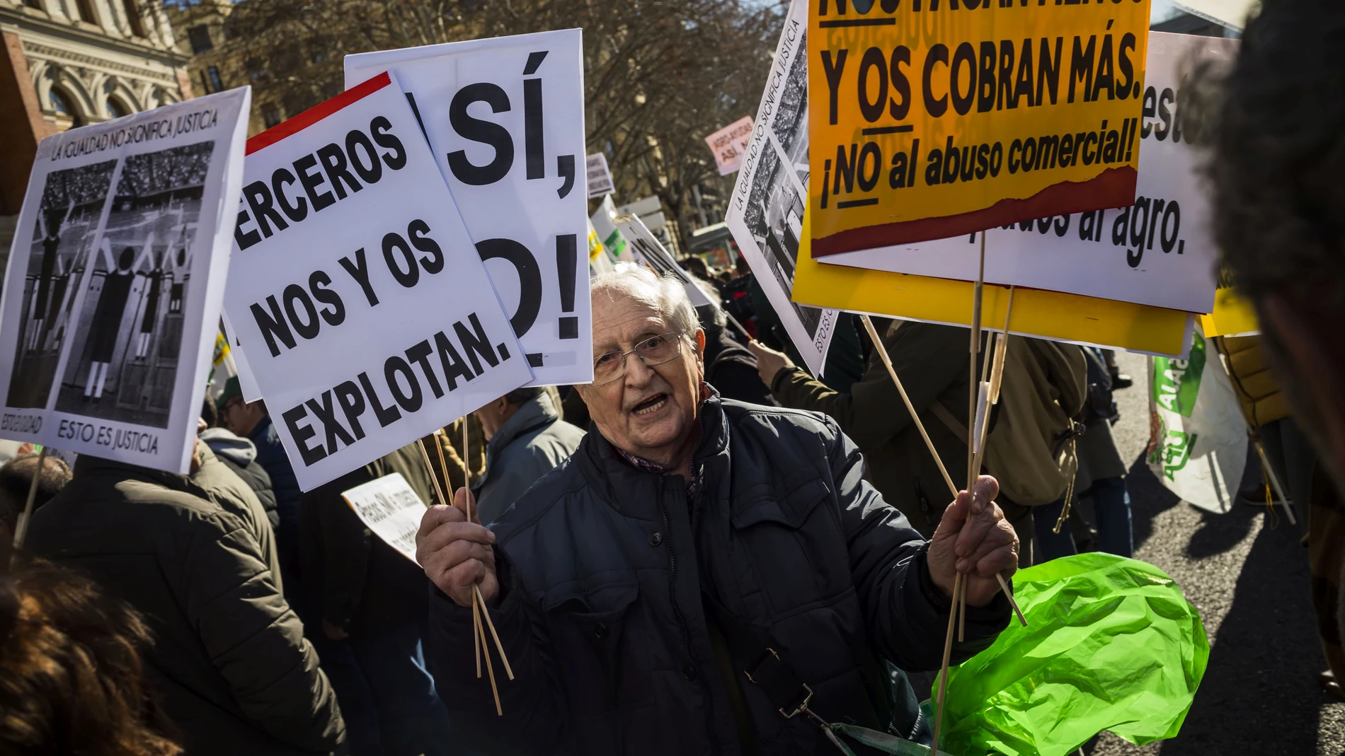 Agricultores y ganaderos protestan ante el Ministerio de Agricultura, este miércoles, en Madrid, para denunciar la situación de crisis del sector y los bajos precios en origen.© Alberto R. Roldan MADRID  05/02/2020