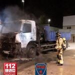 En la imagen los bomberos sofocan un incendio producido en un camión