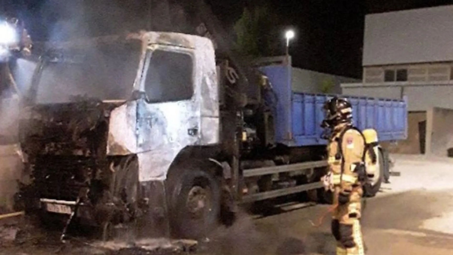 En la imagen los bomberos sofocan un incendio producido en un camión