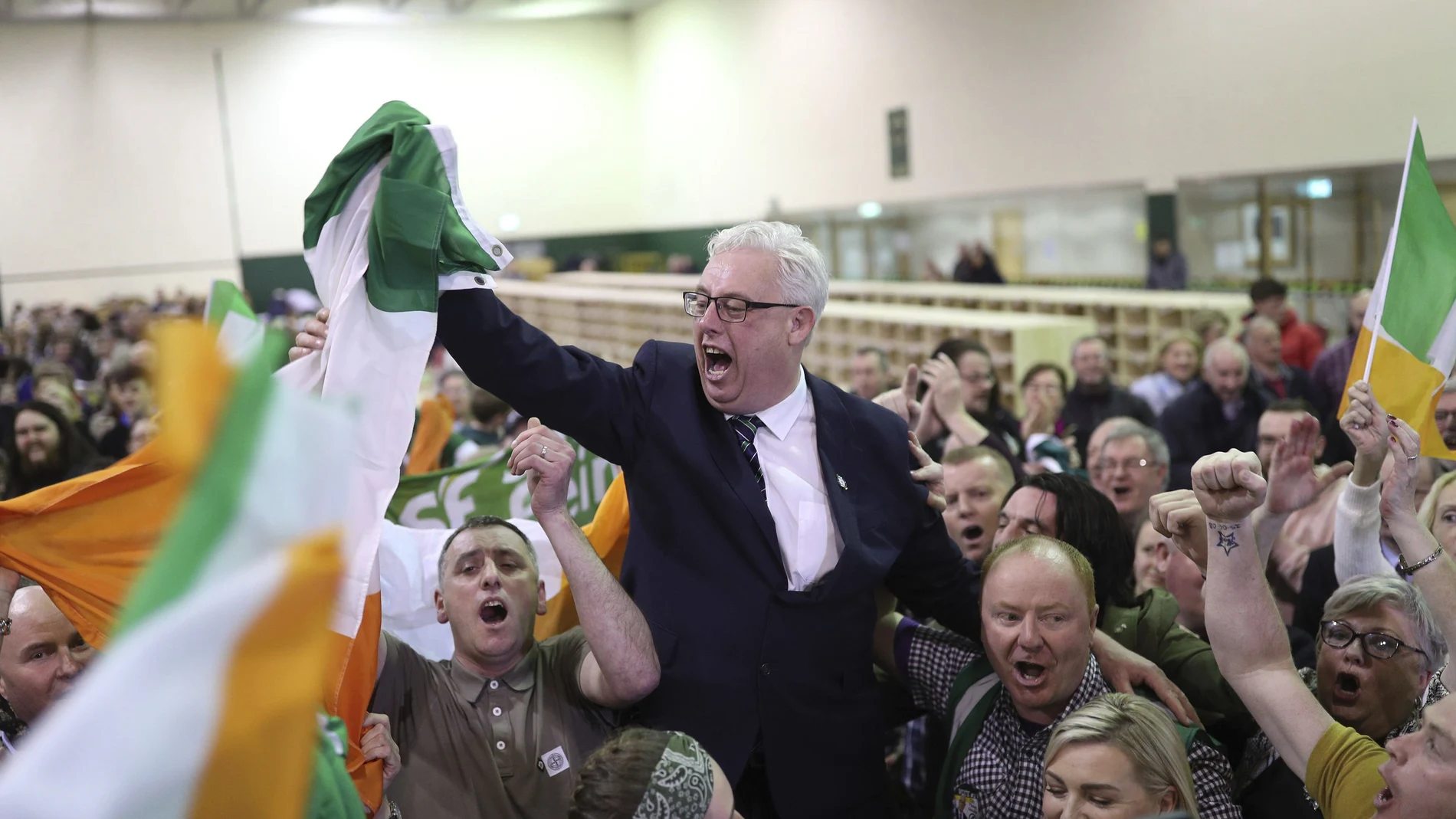 Thomas Gould, uno de los líderes del Sinn Féin, festeja los resultados
