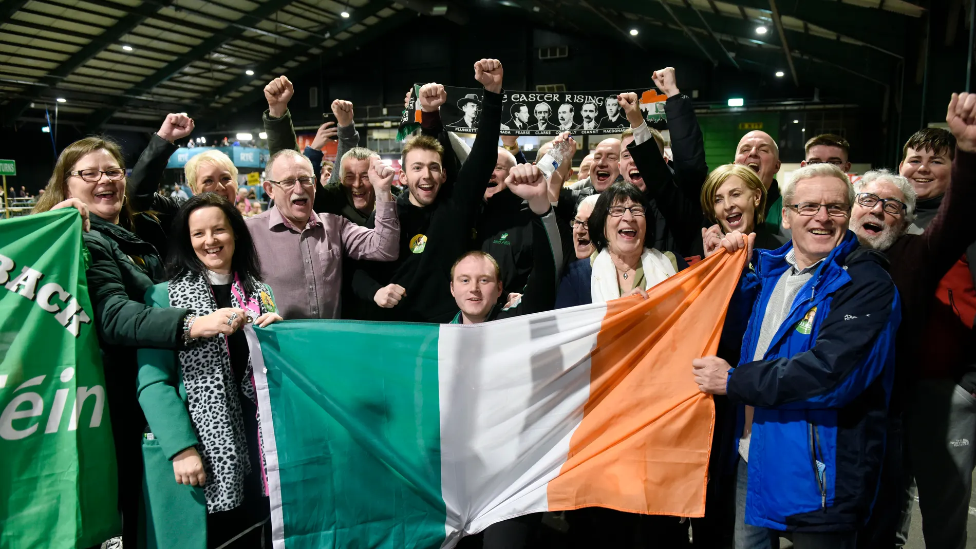 Seguidores del Sinn Fein celebran el buen resultado de su partido
