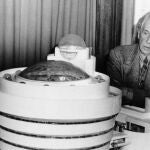 Frank Lloyd Wright, en 1945, junto a la maqueta del Guggenheim neoyorquino