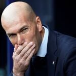 Zidane, en el banquillo viendo el Osasuna-Real Madrid