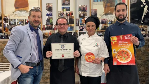 El restaurador italiano Carlo (de negro), junto al presidente de la Associazione Culturale Medea, Antonio Castronovo, a su izquierda, muestran el galardón
