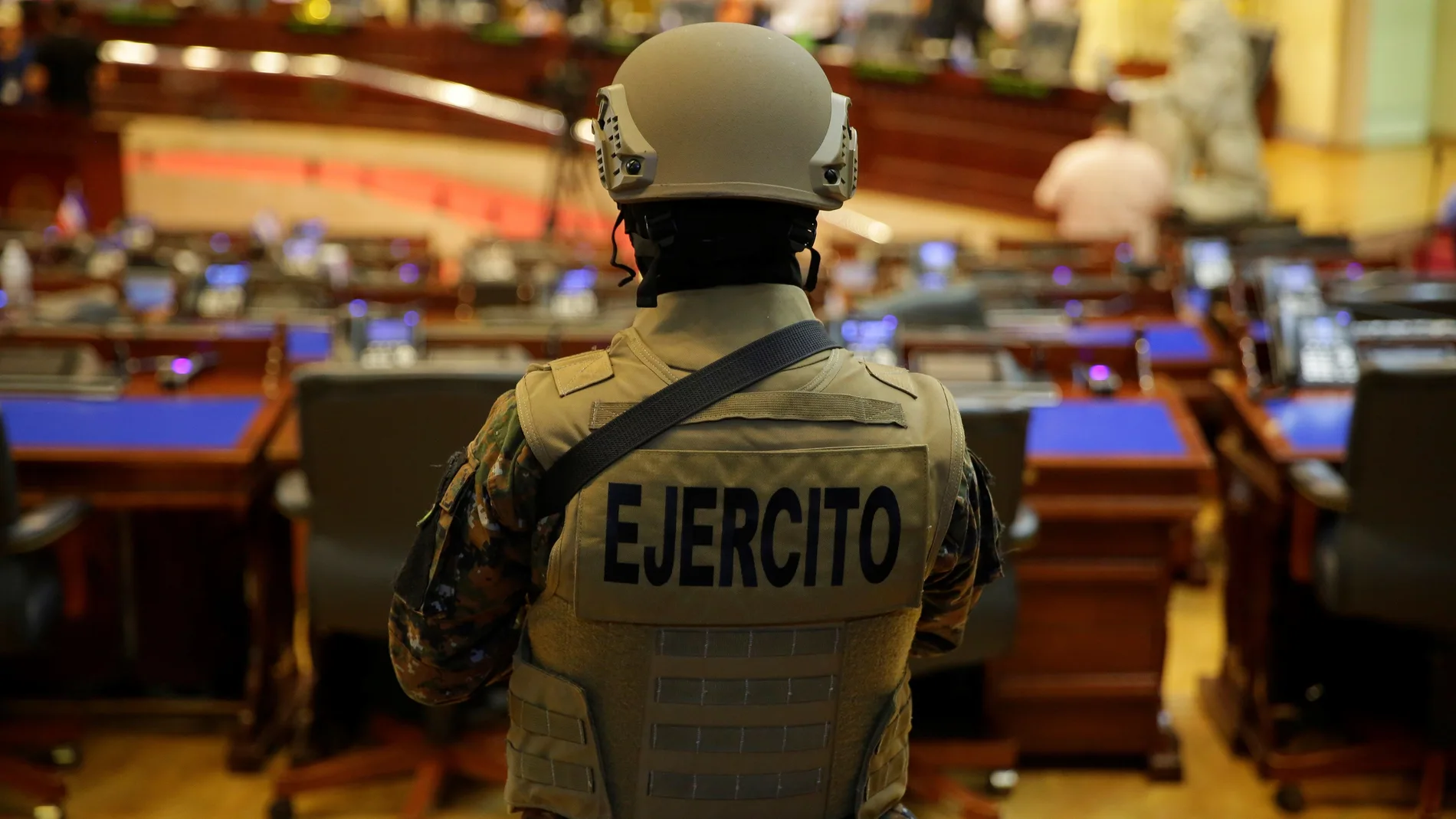 Presidente salvadoreño dice que diputados rompieron "control constitucional"