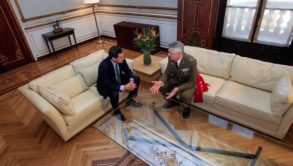 Juanma Moreno recibió al teniente general jefe de la Fuerza Terrestre, José Rodríguez García