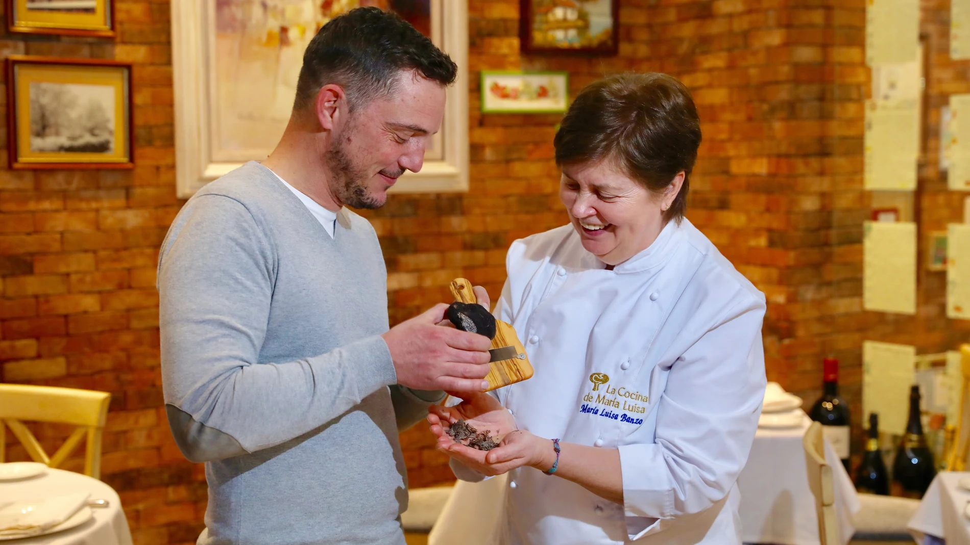 El truficultor Jaime Oiarzábal posa junto a la cocinera Maria Luisa Banzo.