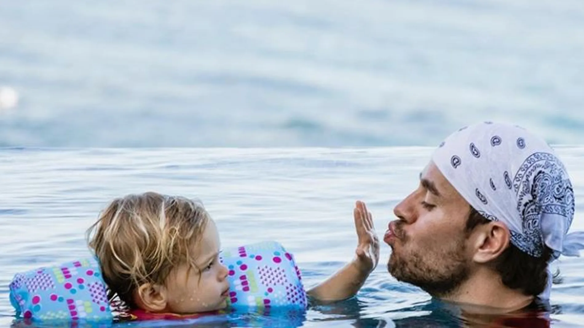 Enrique Iglesias, con uno de sus hijos