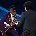Spike Lee con su traje homenaje a Kobe Bryant en los Oscar