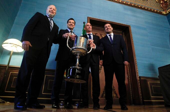 Juanma Moreno y el presidente de la RFEF Luis Rubiales con la Copa del Rey, entre otros