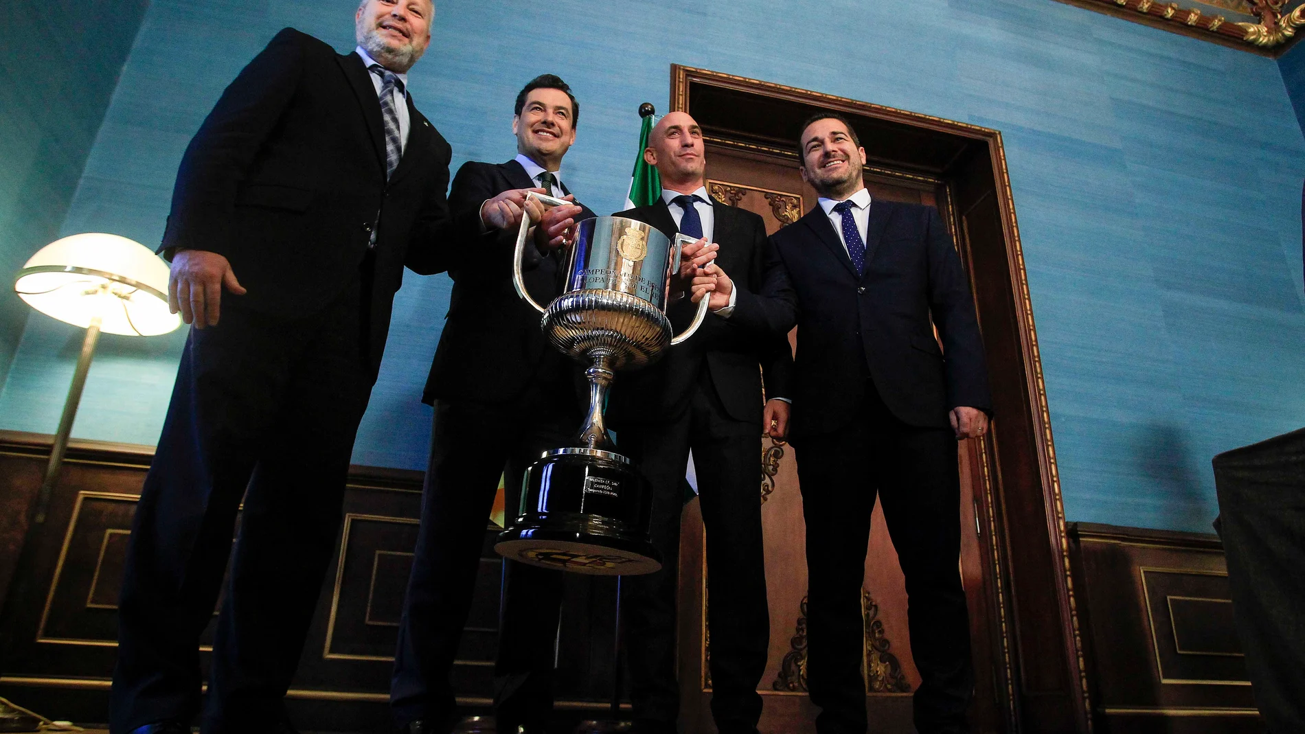 Juanma Moreno y el presidente de la RFEF Luis Rubiales con la Copa del Rey, entre otros