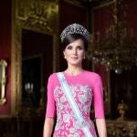 Fotografía facilitada por la Casa de S.M. el Rey del nuevo retrato oficial de la Reina Letizia de gala, realizado recientemente en el Palacio Real, por la retratista Estela de Castro. EFE/Casa de S.M. el Rey/Estela de Castro.