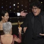 Bong Joon Ho recogiendo el premio a la mejor película por "Parásitos".