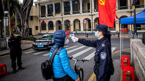 Guardias de seguridad miden la temperatura