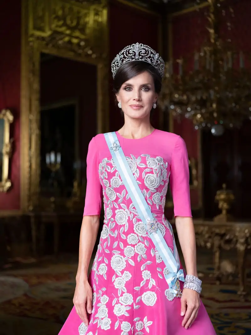 Doña Letizia luce un vestido hecho a medida de Carolina Herrera que lució en la cena de gala de la entronización de Naruhito de Japón y la tiara de la Flor de Lis. Una creación de Ansorena que Alfonso XIII entregó a la Reina Victoria Eugenia.