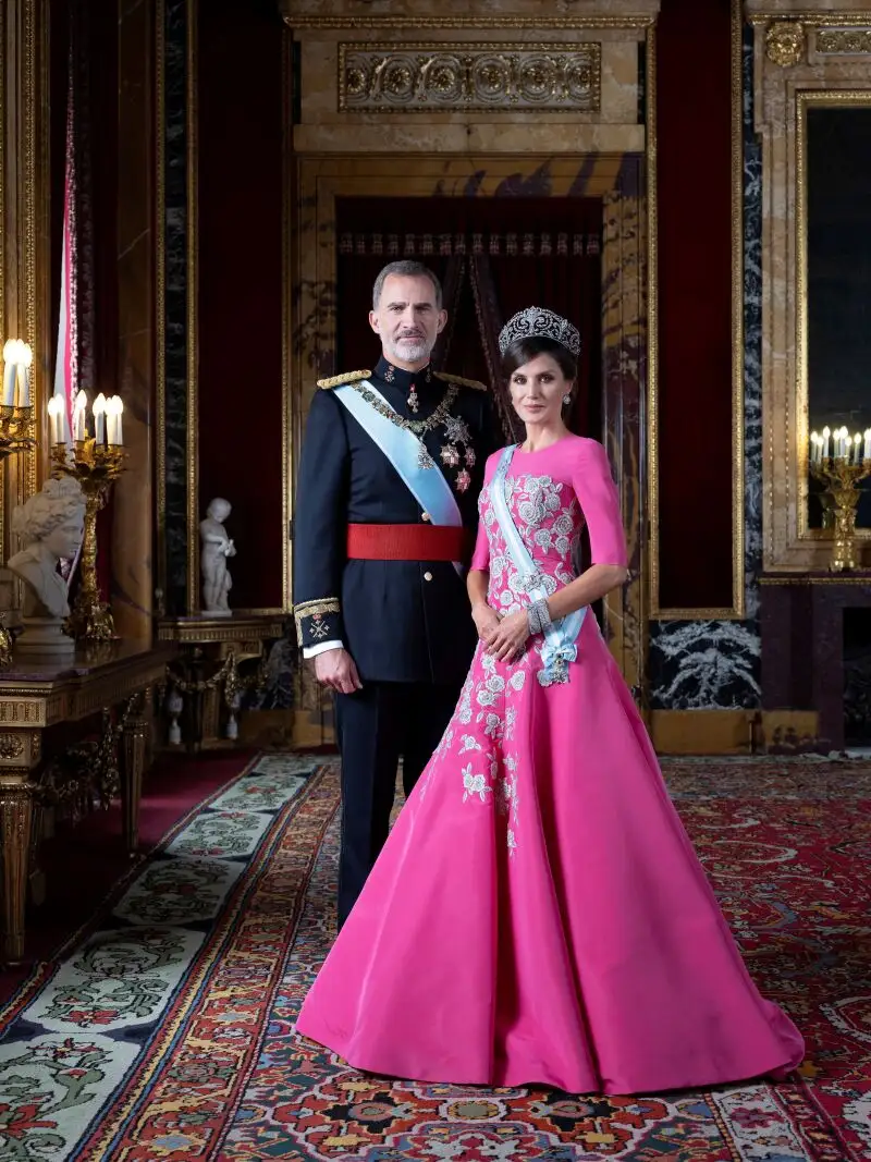 Fotografía facilitada por la Casa de S.M. el Rey del nuevo retrato oficial de los Reyes, de gala, realizado recientemente en el Palacio Real, por la retratista Estela de Castro. EFE/Casa de S.M. el Rey/Estela de Castro