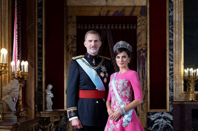 Fotografía facilitada por la Casa de S.M. el Rey del nuevo retrato oficial de los Reyes, de gala, realizado recientemente en el Palacio Real, por la retratista Estela de Castro. EFE/Casa de S.M. el Rey/Estela de Castro