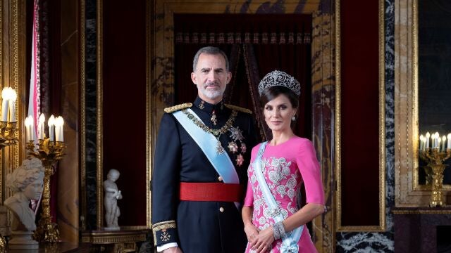 Fotografía facilitada por la Casa de S.M. el Rey del nuevo retrato oficial de los Reyes, de gala, realizado recientemente en el Palacio Real, por la retratista Estela de Castro. EFE/Casa de S.M. el Rey/Estela de Castro