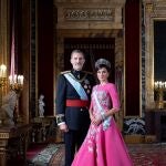 Fotografía facilitada por la Casa de S.M. el Rey del nuevo retrato oficial de los Reyes, de gala, realizado recientemente en el Palacio Real, por la retratista Estela de Castro. EFE/Casa de S.M. el Rey/Estela de Castro