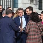 Casado y Feijóo saludan a miembros del grupo popular en el Congreso el día de la Constitución.