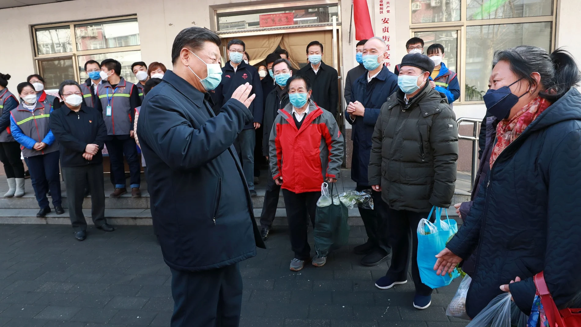Chinese President Xi Jinping inspects the novel coronavirus prevention and control work at Anhuali Community in Beijing, China, February 10, 2020. Xinhua via REUTERS ATTENTION EDITORS - THIS IMAGE WAS PROVIDED BY A THIRD PARTY. CHINA OUT. NO RESALES. NO ARCHIVES.