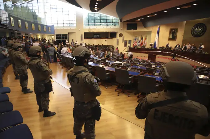 El presidente de El Salvador niega un “autogolpe” tras irrumpir con militares en el Parlamento
