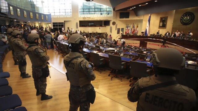 Armed Special Forces soldiers of the Salvadoran Army, following orders of President Nayib Bukele, enter congress upon the arrival of lawmakers, in San Salvador, El Salvador, Sunday, Feb. 9, 2020. Bukele has called on supporters to converge around the country's parliament after legislators refused to gather to vote on a $109 million loan to better equip the country's security forces. Top commanders of the country's police and military have expressed allegiance to the president during the standoff, while positioning security forces in and around the legislative building. (AP Photo/Salvador Melendez)