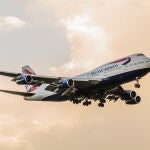 Un Boeing 747-400 de la aerolínea británica British Airways aterriza en Heathrow, Londres.