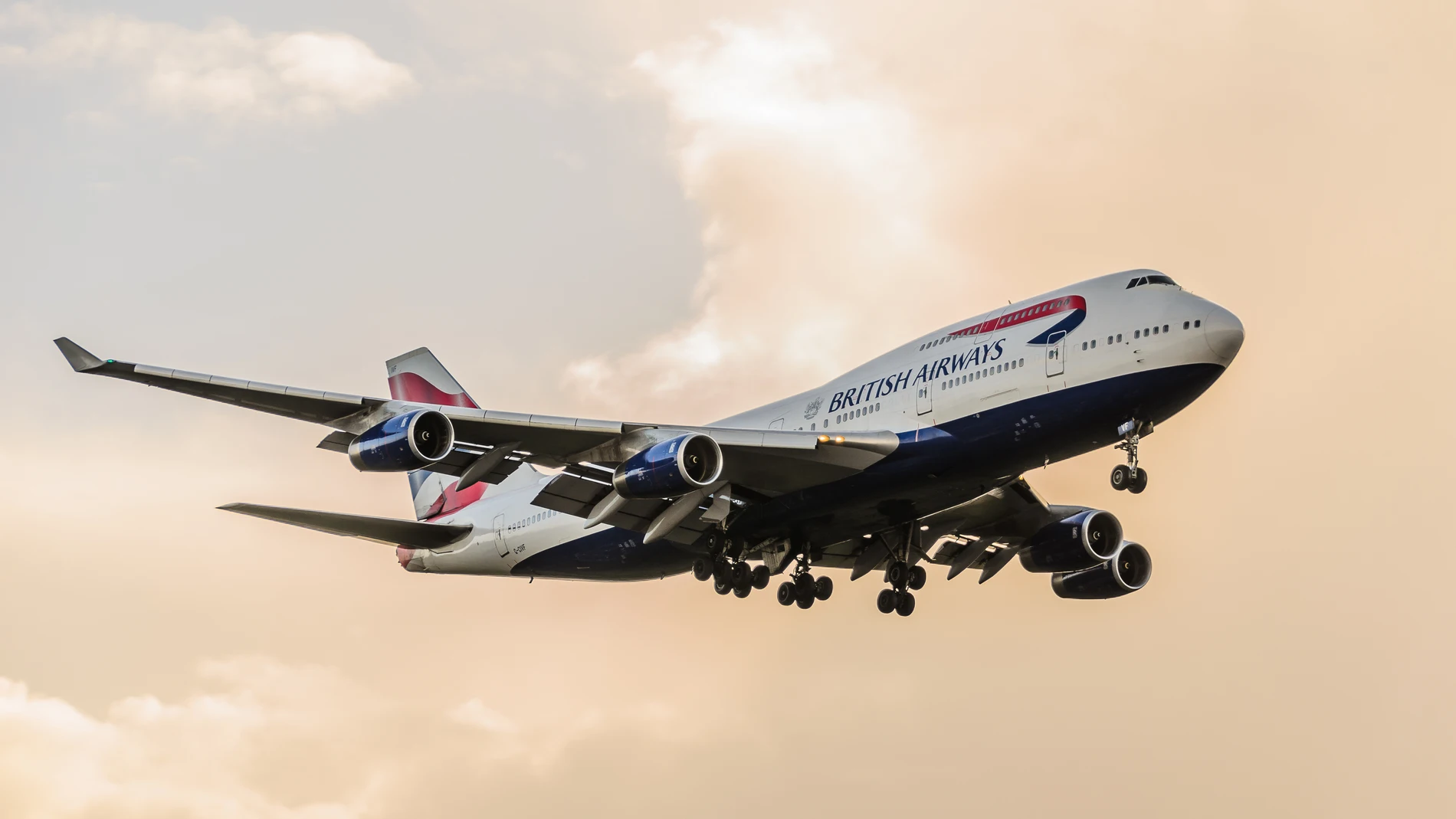 Un Boeing 747-400 de la aerolínea británica British Airways aterriza en Heathrow, Londres.